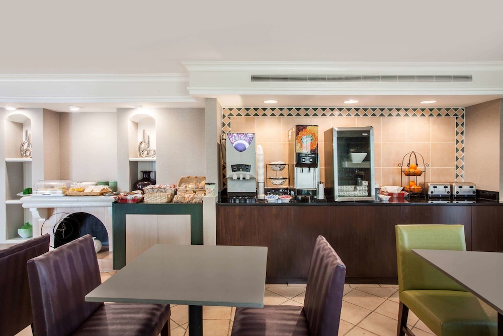 Baymont by Wyndham Fort Myers Central 25/27
