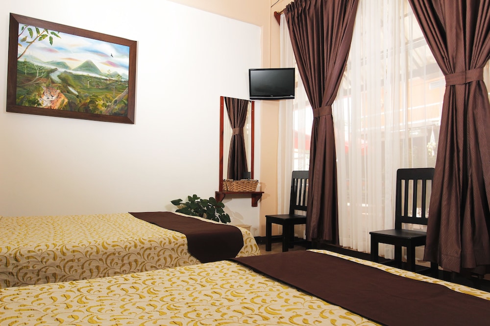 HOTEL LAS COLINAS 36/77