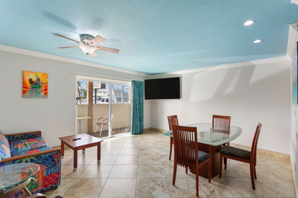 Bay Palms Waterfront Resort - Hotel and Marina 48/70