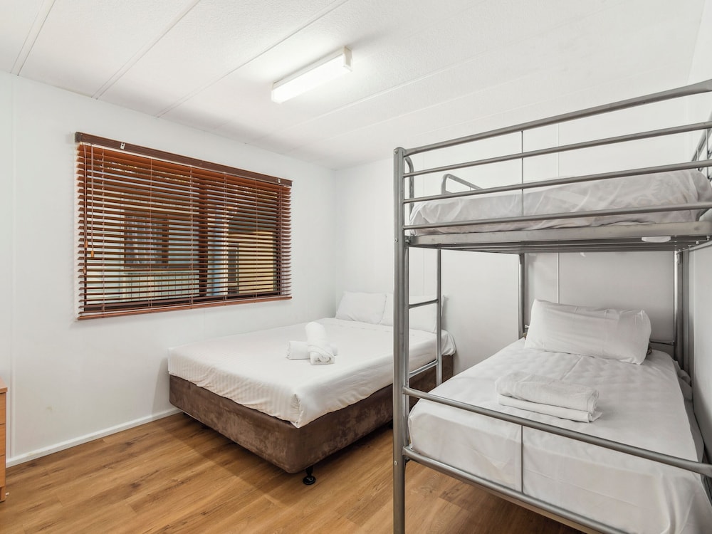 Coachhouse Marina Resort 11/50