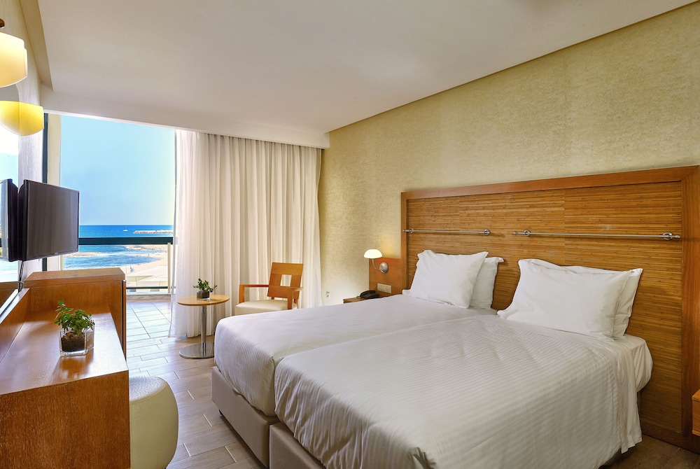 غرفة بسريرين منفصلين بإطلالة على البحر، Sirens Beach Hotel 3/10