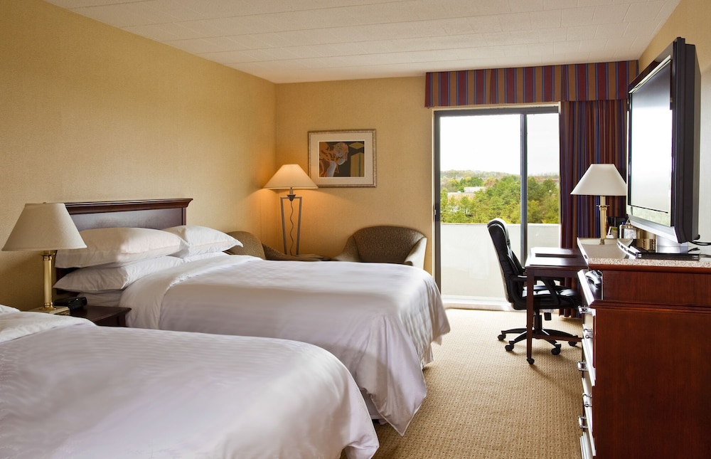 غرفة بسرير كينج، Radisson Hotel Hauppauge-Long Island 2/8