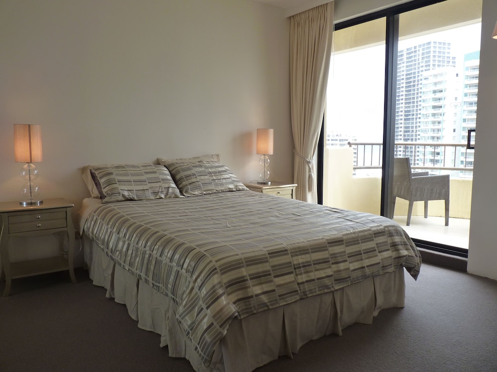 The Regent Holiday Apartments 20/52