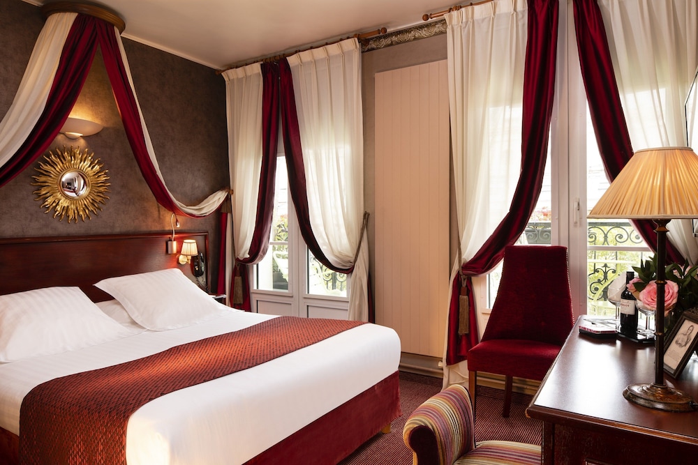 DELUXE, DOUBLE OR TWIN BED