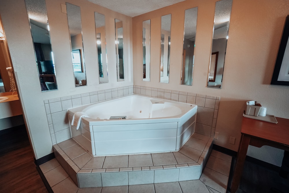 Lamplighter Inn Suites North 25/25