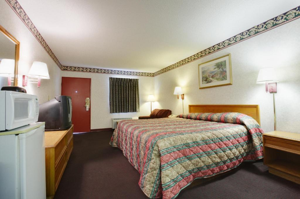 ROOM, QUEEN BED
