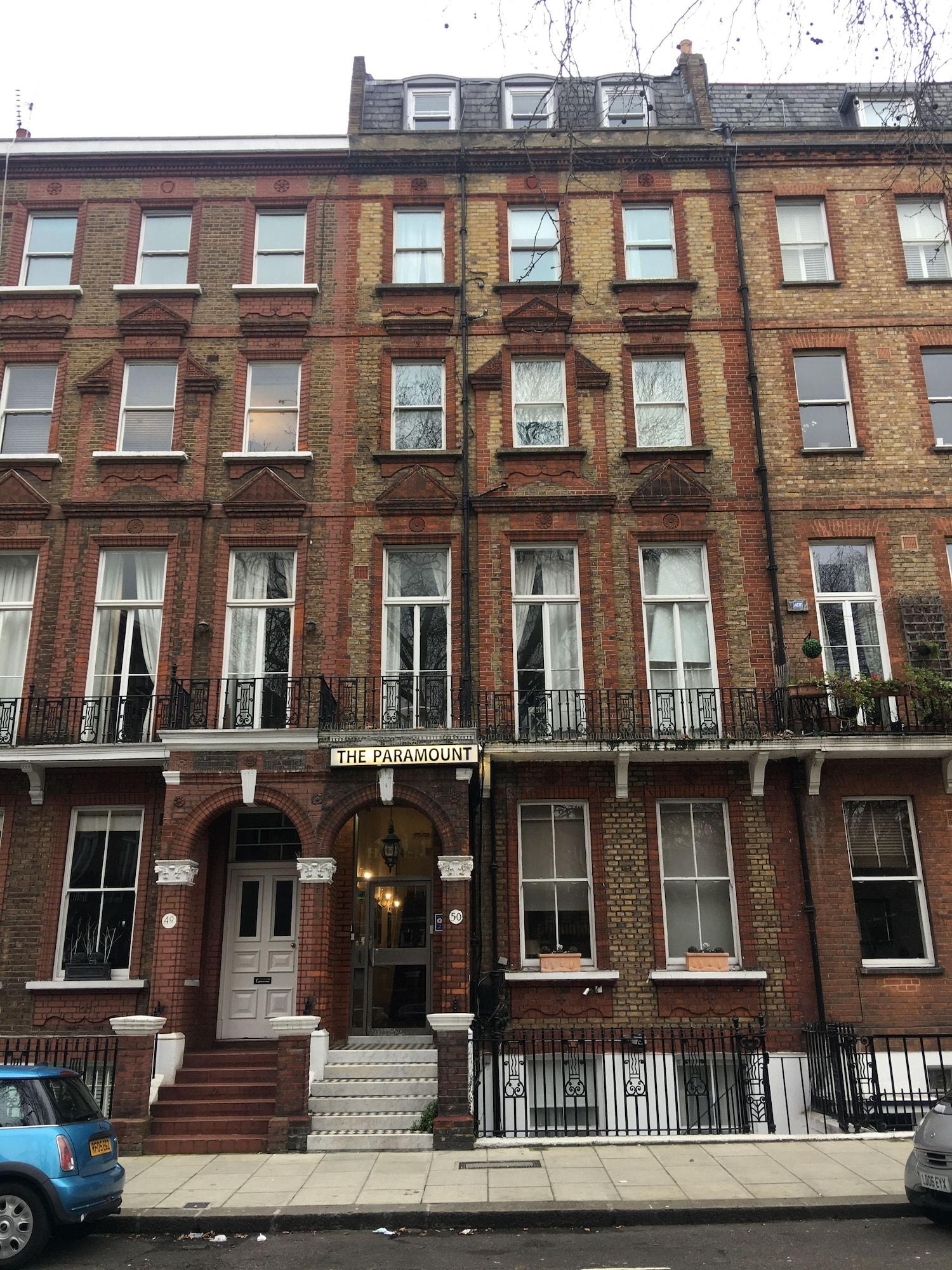 Paramount Hotel 3/45