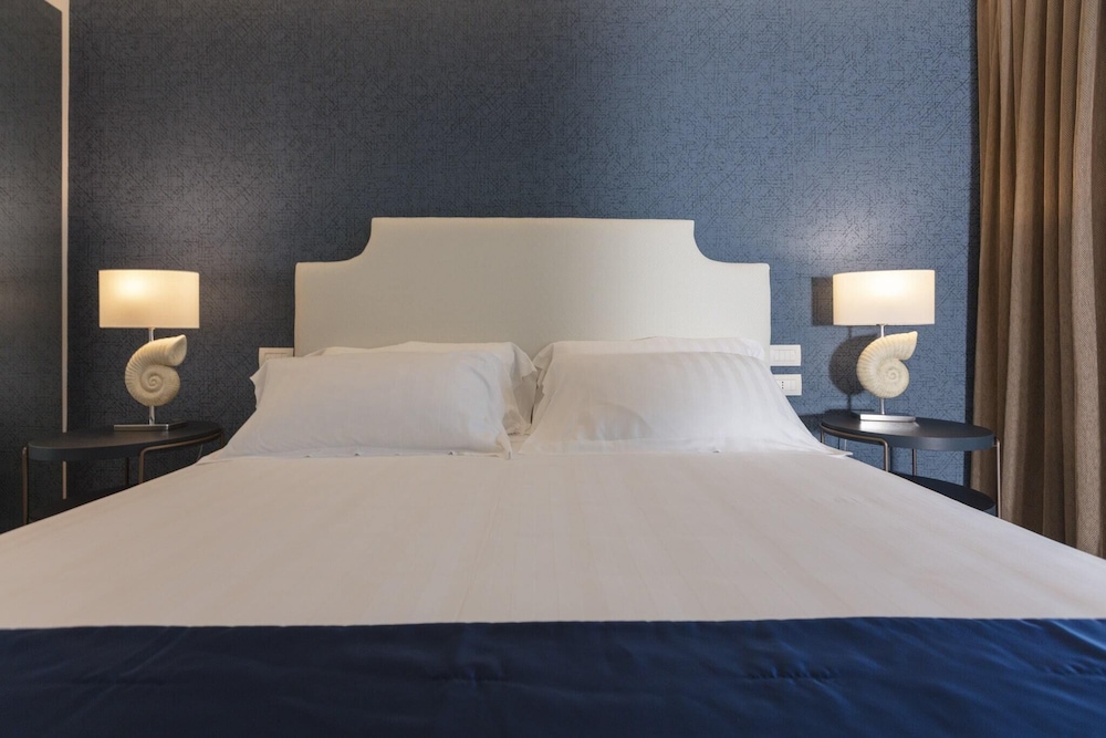 SUMMIT HOTEL 26/70