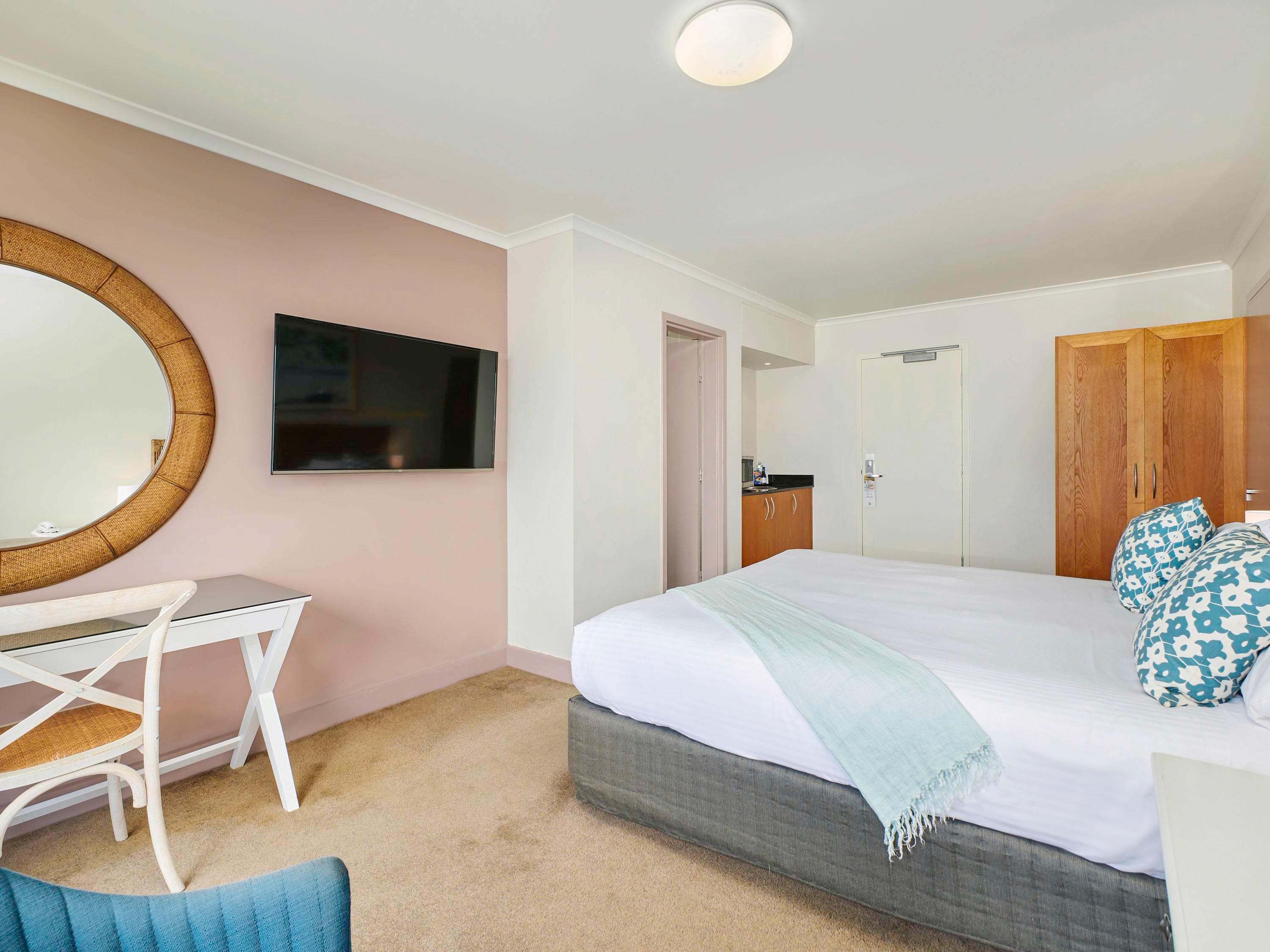 غرفة بسرير كينج بإطلالة على البحر، Ibis Styles Port Macquarie 5/9