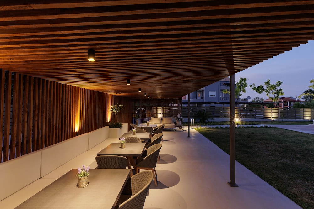 V Luxury Suites 25/50