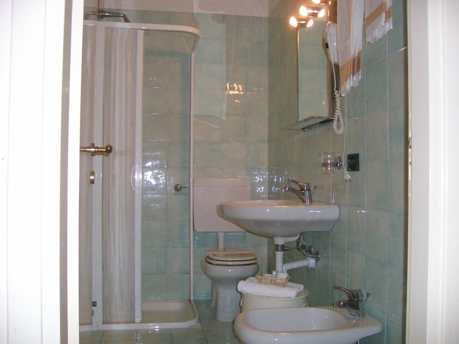غرفة بسرير مزدوج أو سريرين منفصلين بإطلالة على البحر، Residence Miramare 9/10