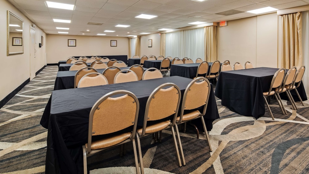 Best Western Plus Russellville Hotel & Suites 29/32