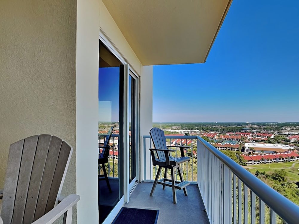 Grand Panama Beach Resort by Emerald View Resorts 11/77