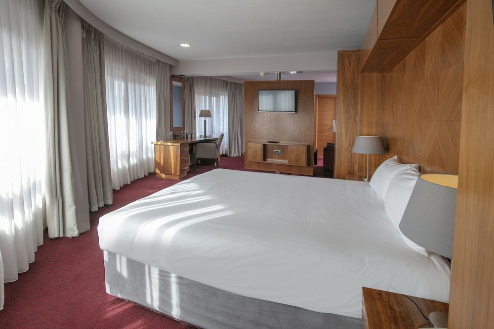 SUITE, KING BED