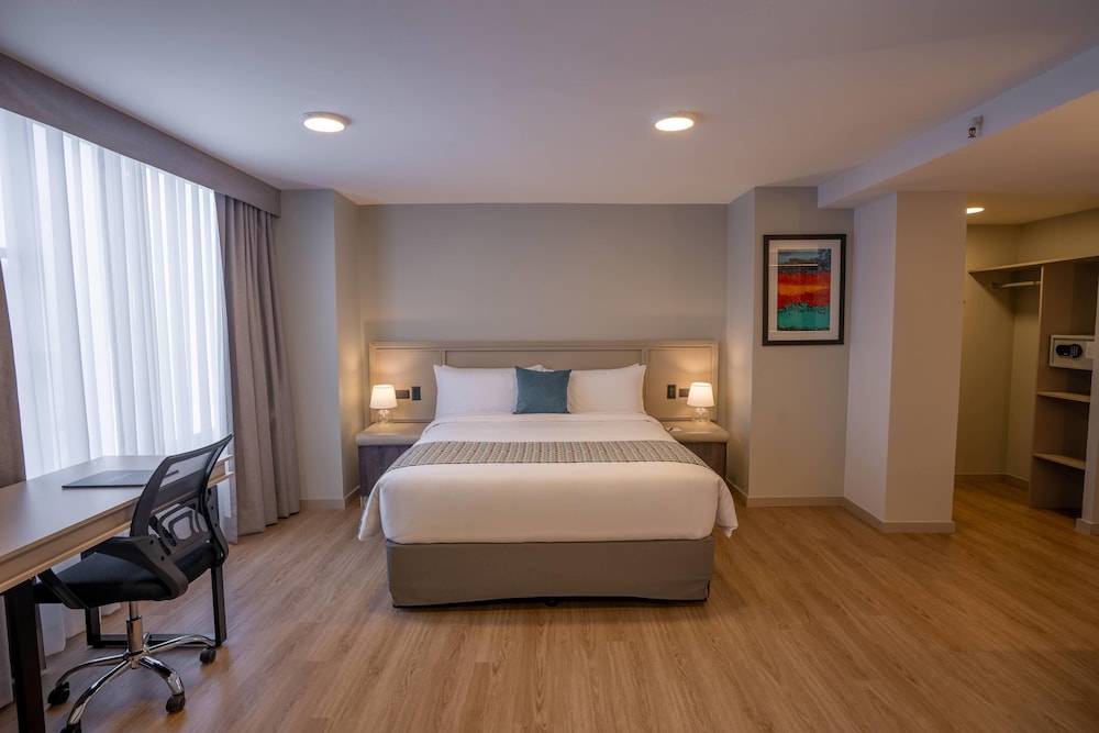ROOM, QUEEN BED, SOFA