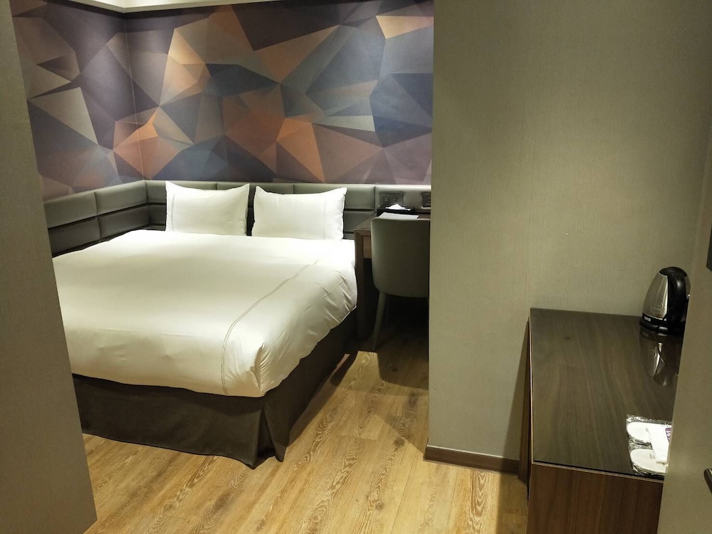 CHECK inn Taichung Wenxin Zhongqing 20/64
