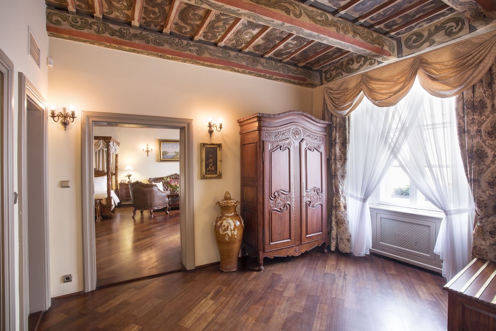 Iron Gate Hotel And Suites 26/71