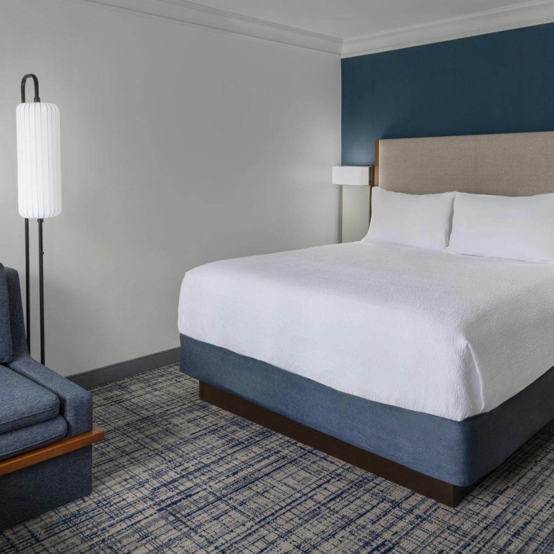 غرفة بسرير كينج بحوض استحمام لذوي الإعاقة، Courtyard By Marriott Palo Alto Los Altos 3/5