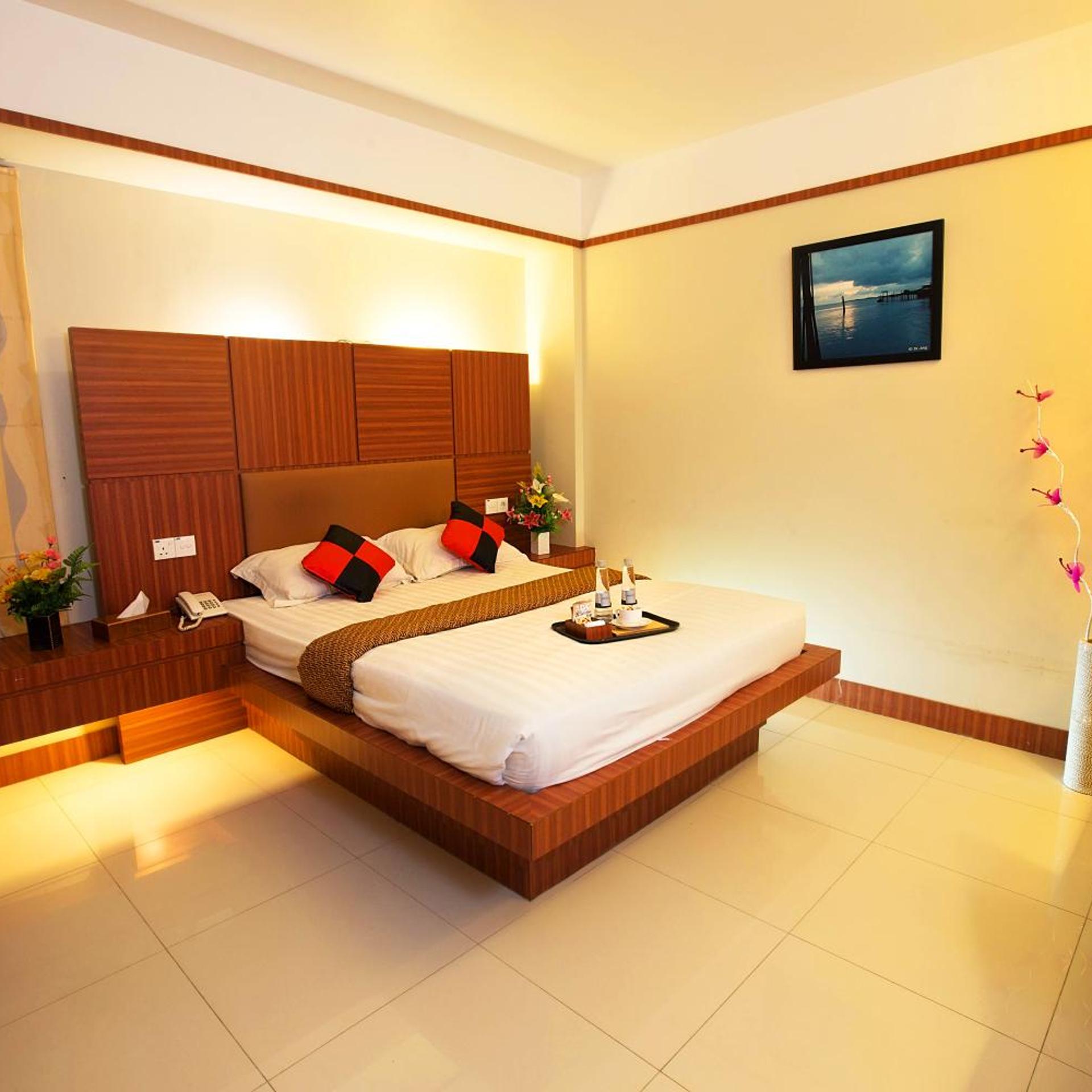 HOTEL MAXIMILLIAN 12/55