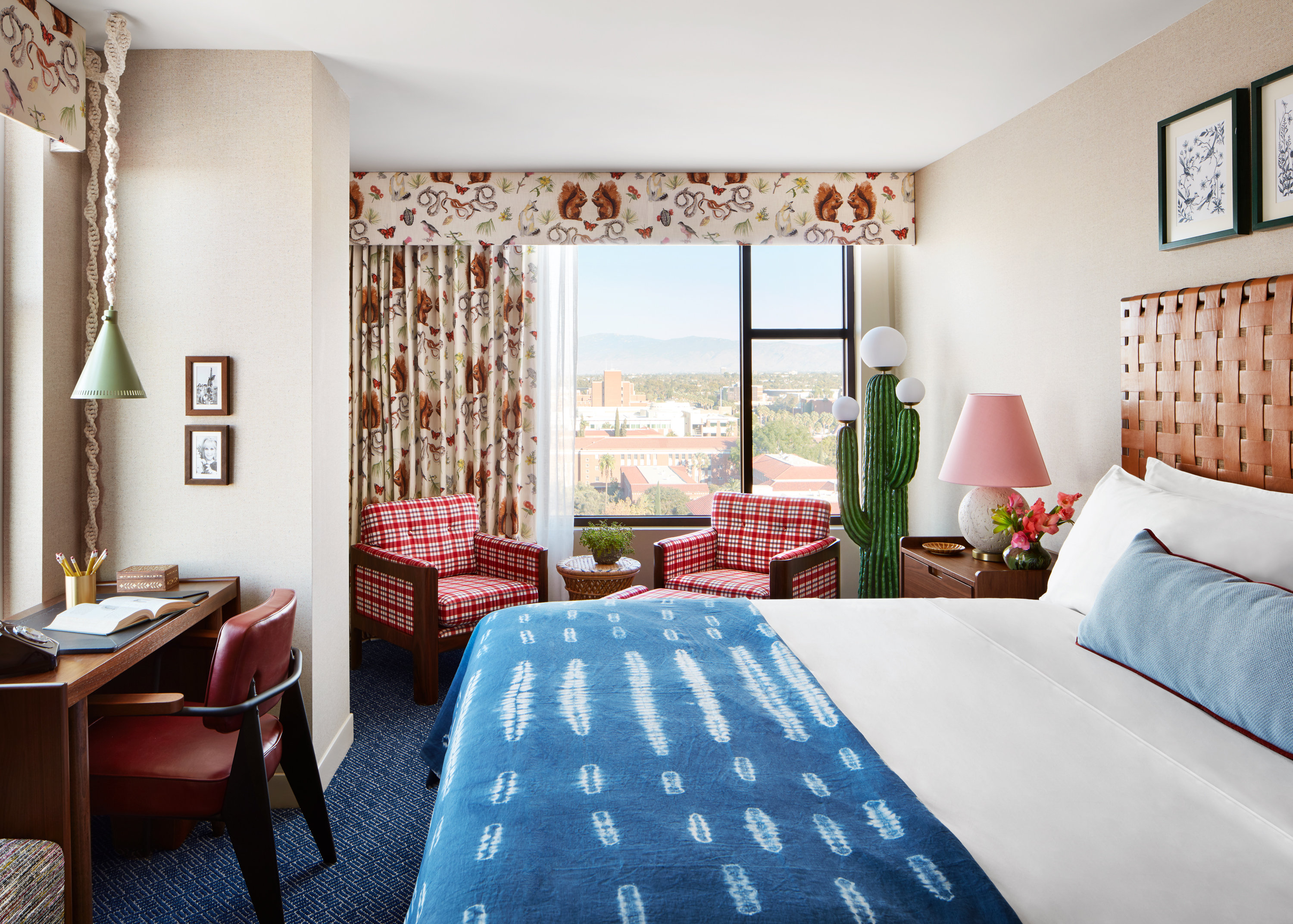 GRADUATE, SUITE, KING BED