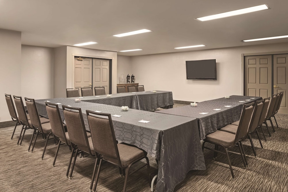 Country Inn & Suites By Radisson, Dubuque, IA 24/30