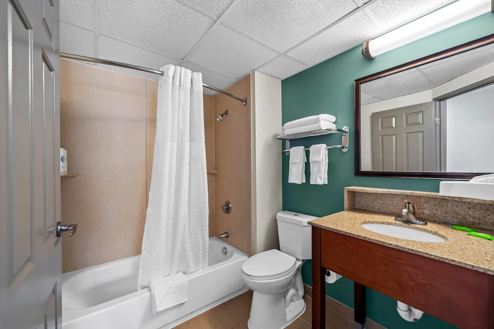 MainStay Suites Foxboro - Mansfield 36/37