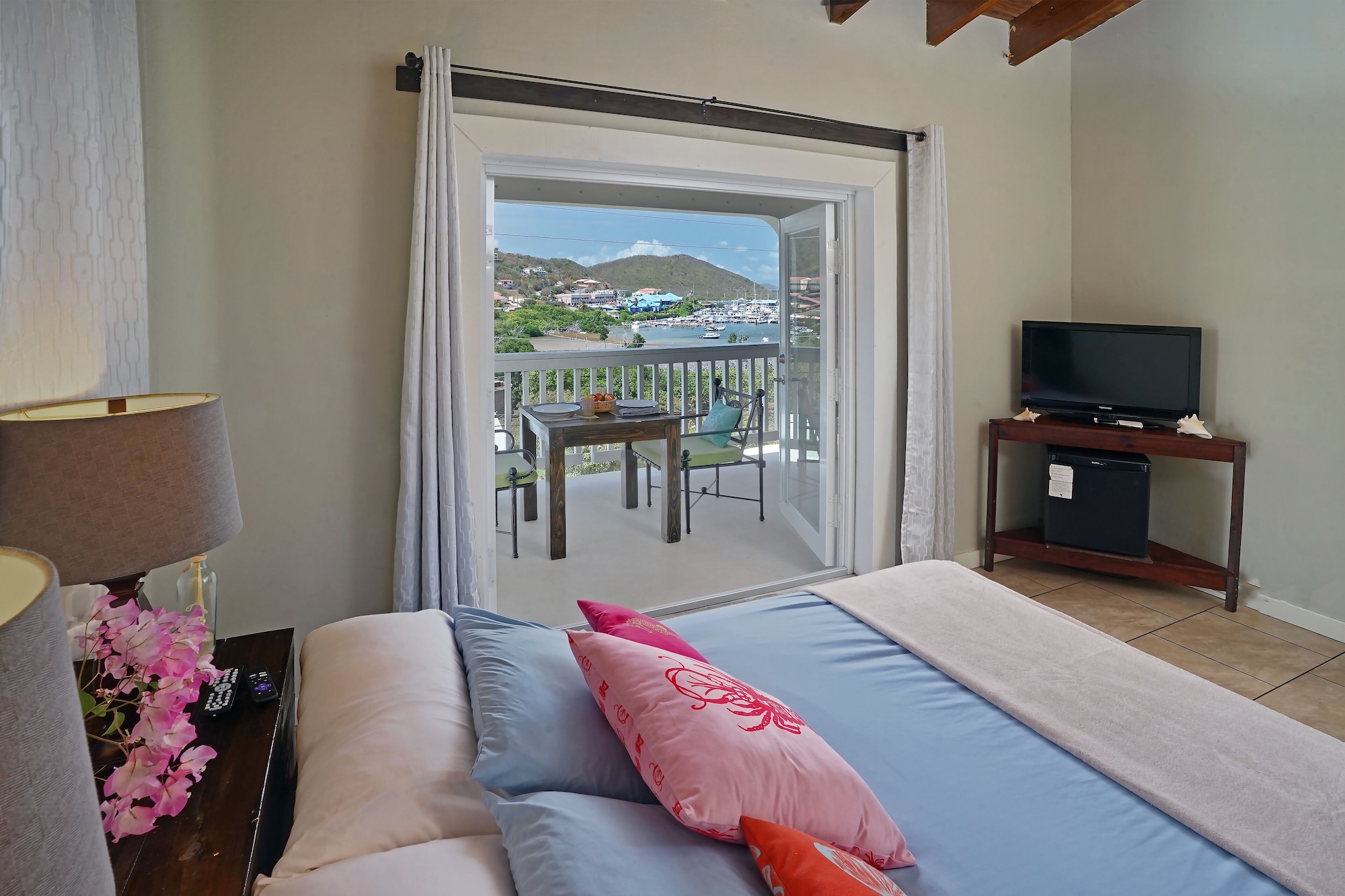 غرفة بسرير كوين بإطلالة على البحر بشرفة