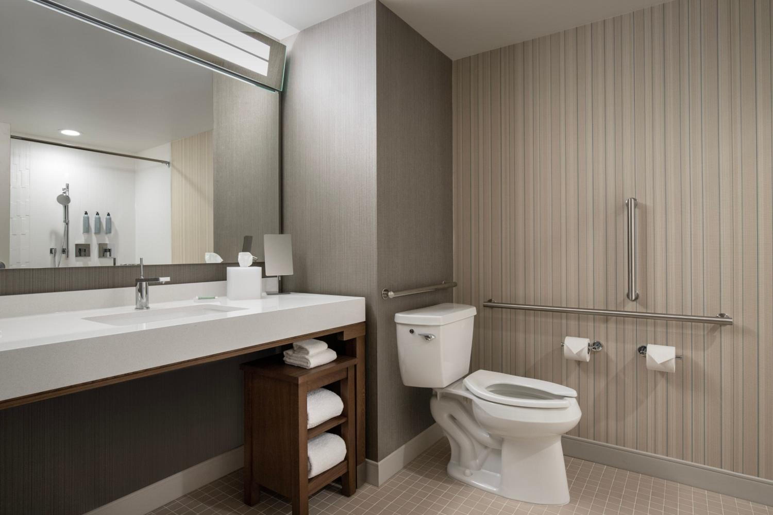 غرفة قياسية بسريرين كوين بإطلالة على المدينة، Courtyard By Marriott Nanaimo 5/10