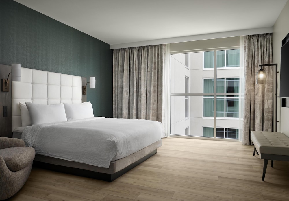ROOM, KING BED, LARGE