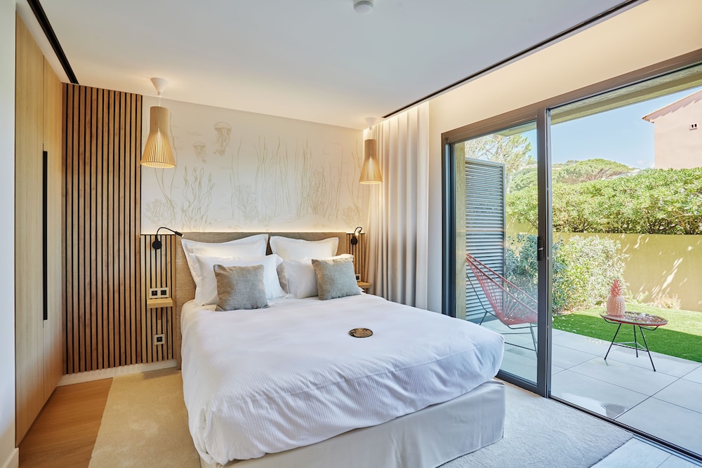 Classic, Queen Bed, Garden Area