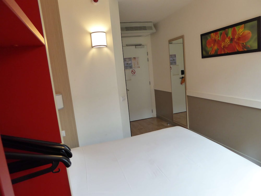 PREMIERE CLASSE HOTEL ROISSY - AEROPORT CDG - LE MESNIL AMELOT 26/61