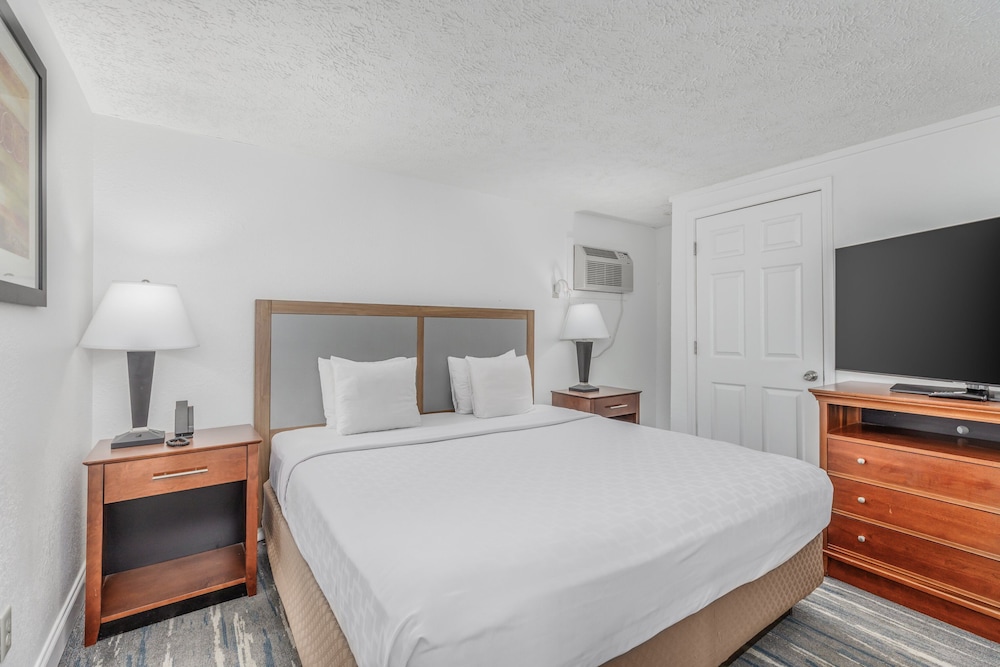 LOFT, KING BED, JETTED TUB