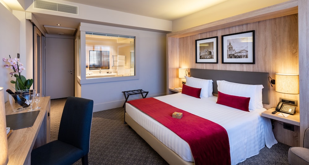 DELUXE, DOUBLE BED
