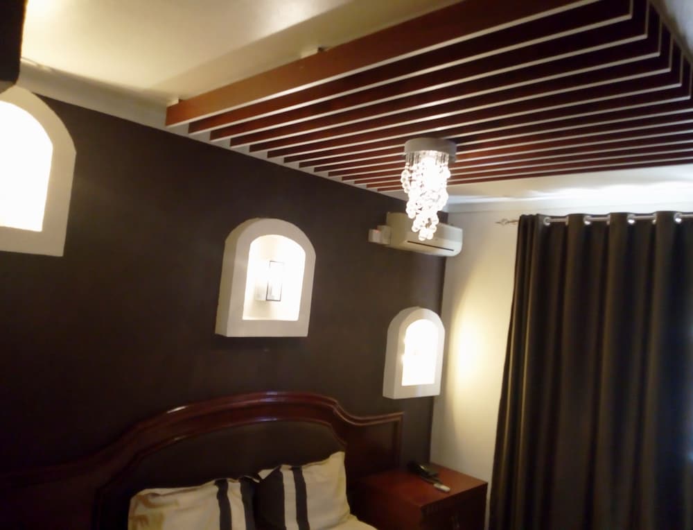 Emerald Hotel 36/55