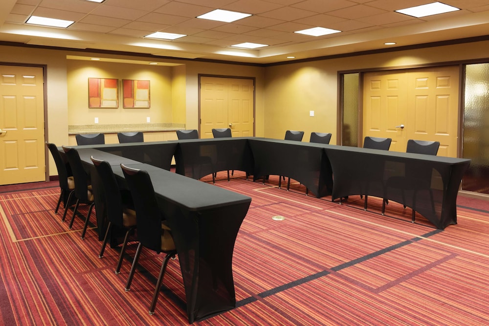 La Quinta Inn & Suites by Wyndham Atlanta Ballpark/Galleria 49/64