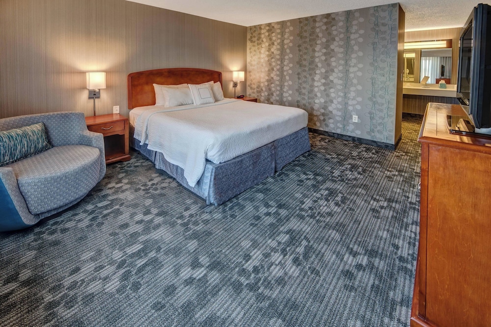1 Bedroom, Suite, King Bed, Courtyard View, Sofa, Accessible