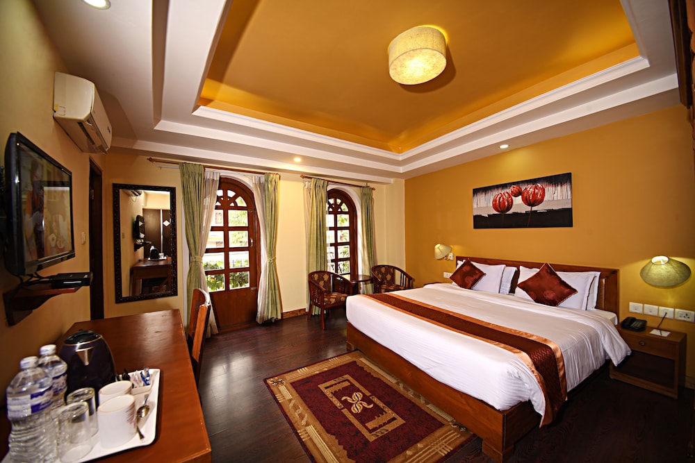 DELUXE, DOUBLE OR TWIN BED, BALCONY