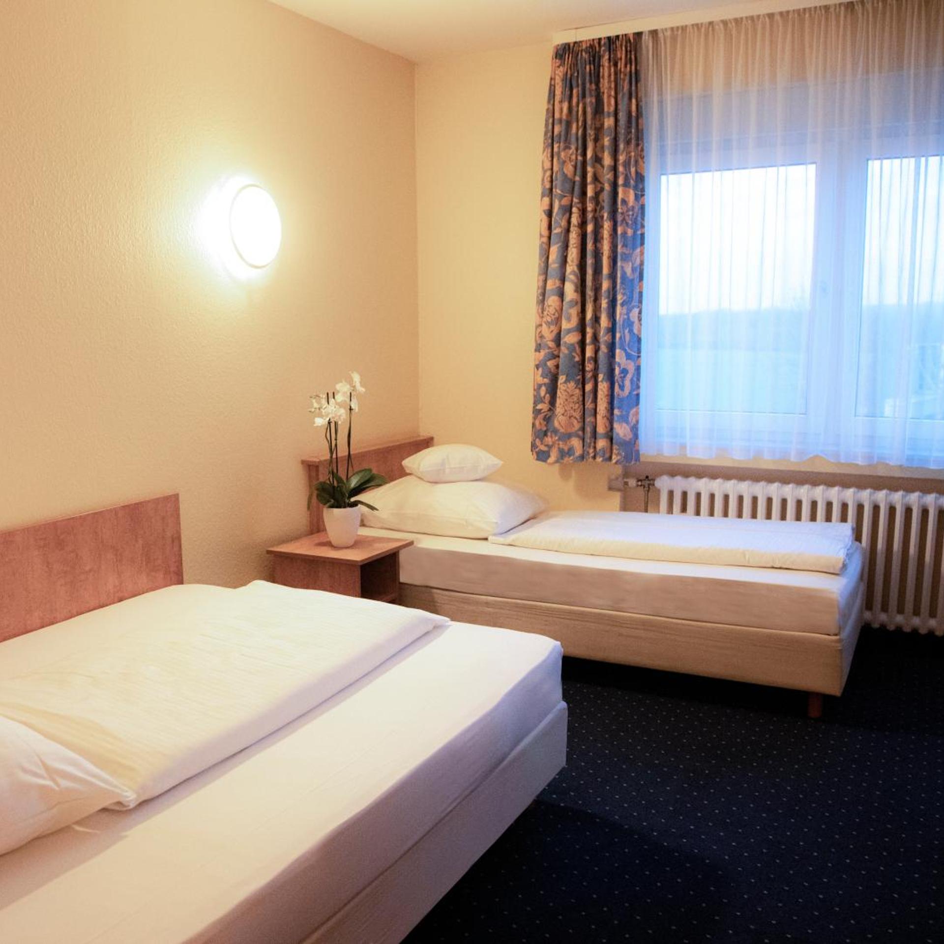 غرفة قياسية بسرير فردي