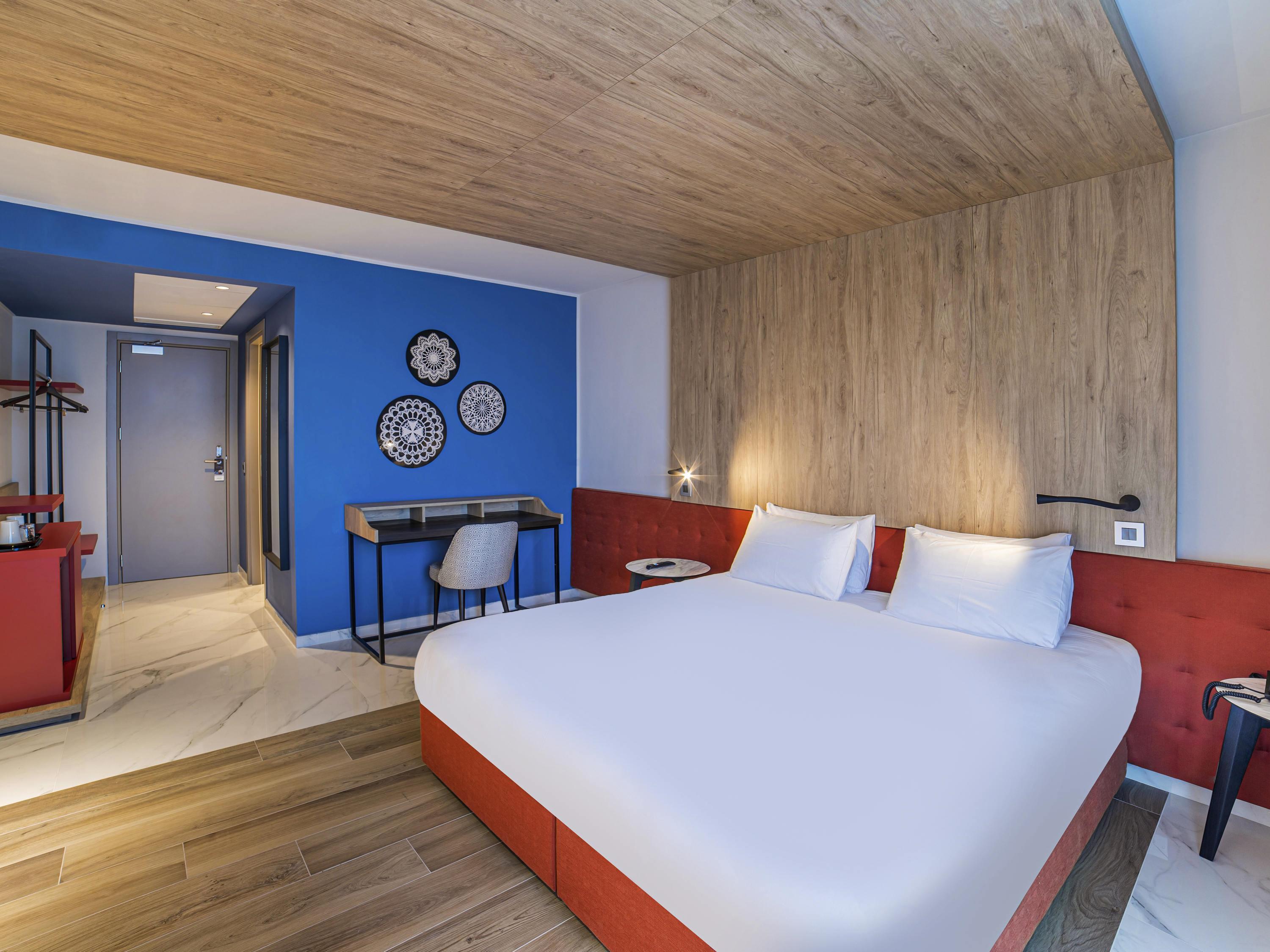 STANDARD, QUEEN BED, NO BALCONY, HIGH FLOOR