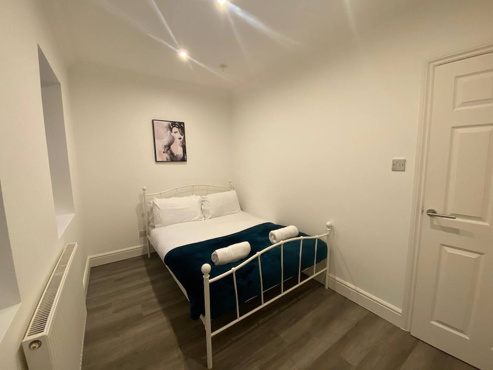 Boswell Elite Two Bed Apartment 6/19