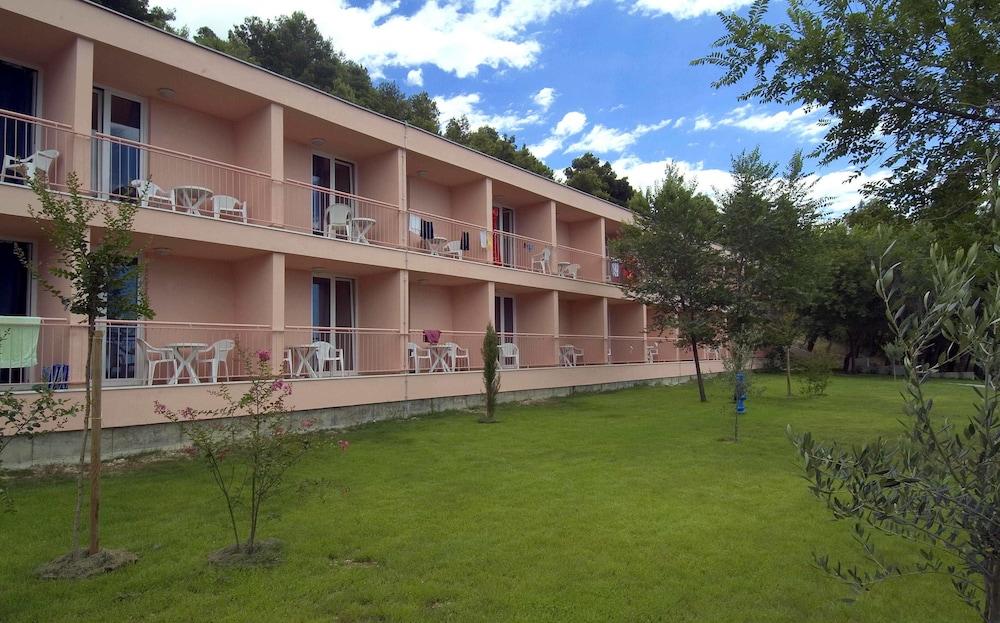 BRZET HOTEL OMIS 4/50