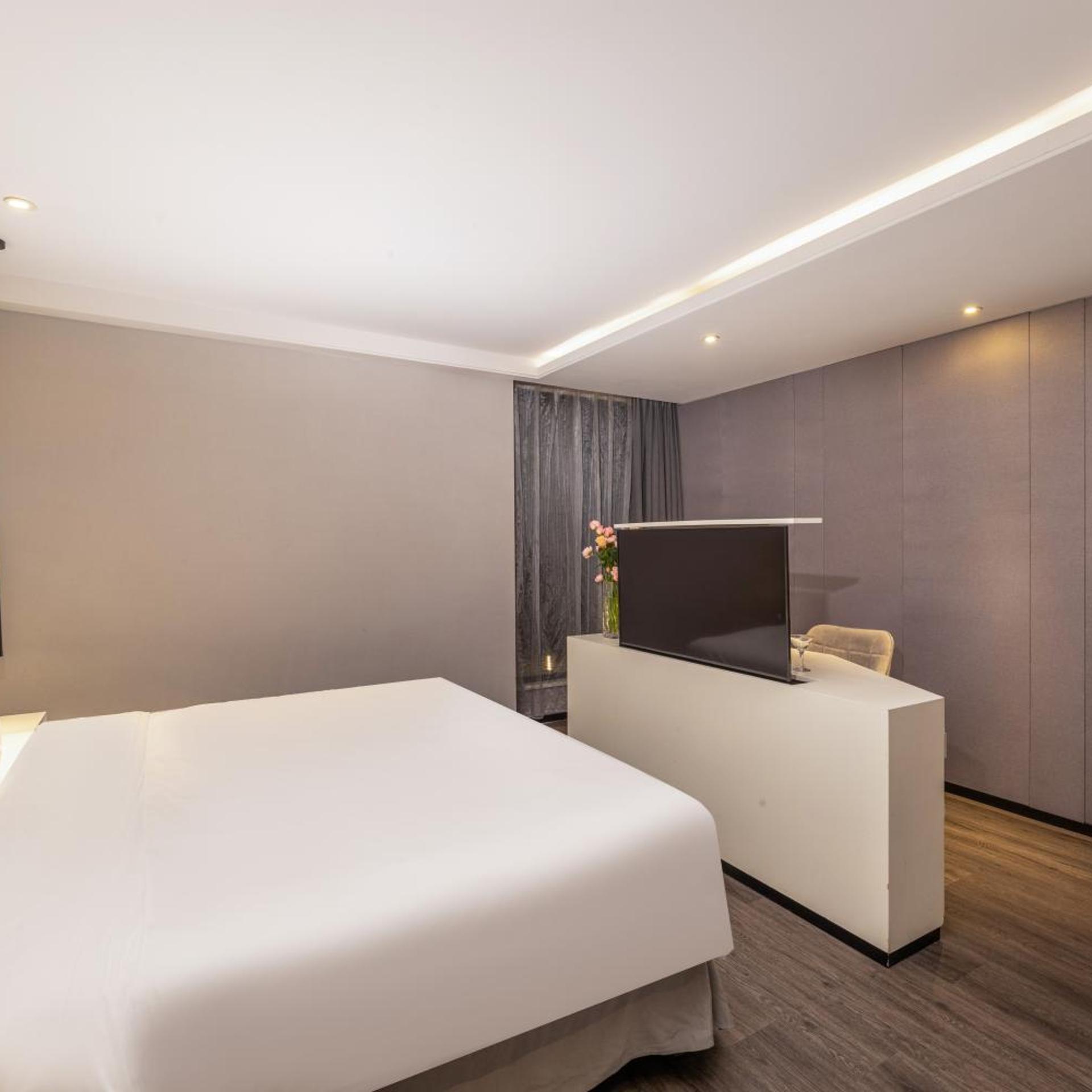 Superior, Twin Beds, City Side