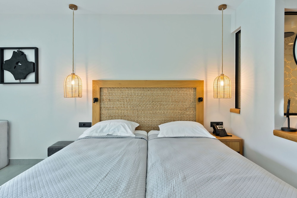 Junior Suite, 1 Double and 1 Single Bed, Lateral Garden or Side Sea View, Pool Access