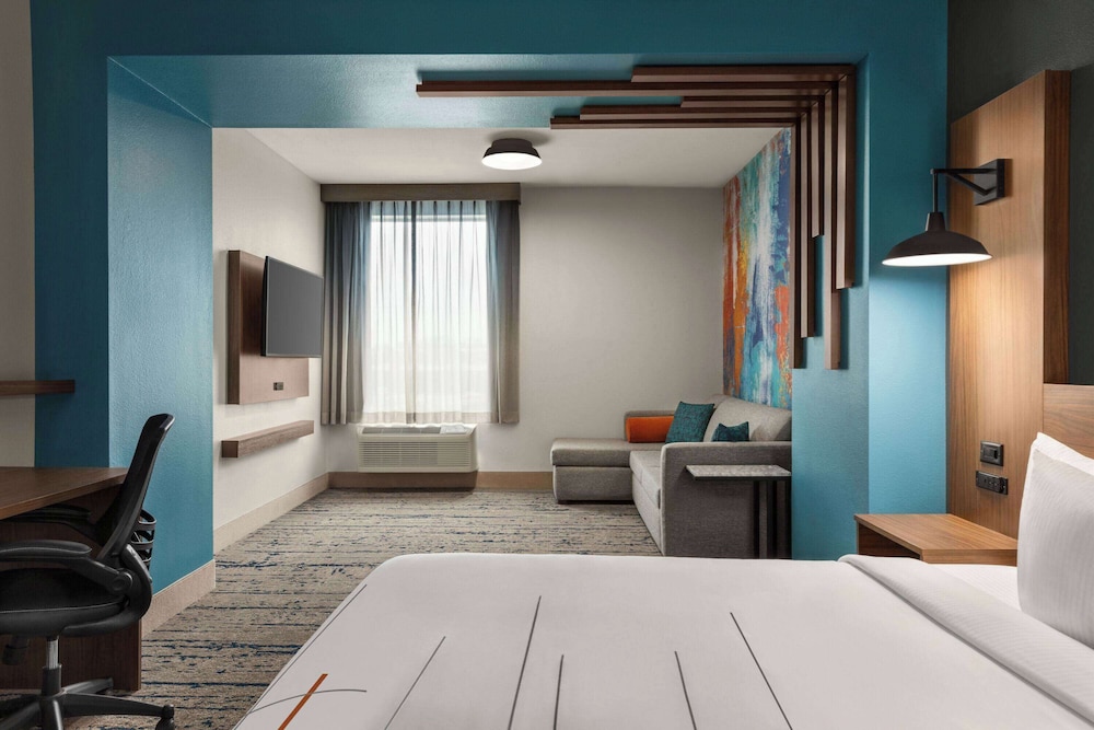SUITE, KING BED