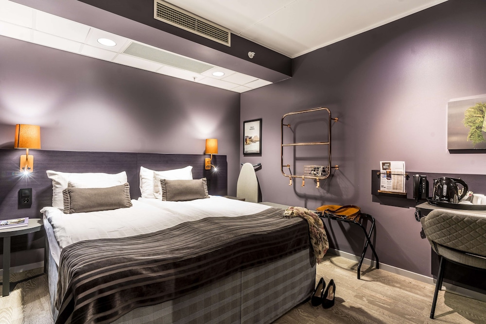 Room, Queen Bed, No Window