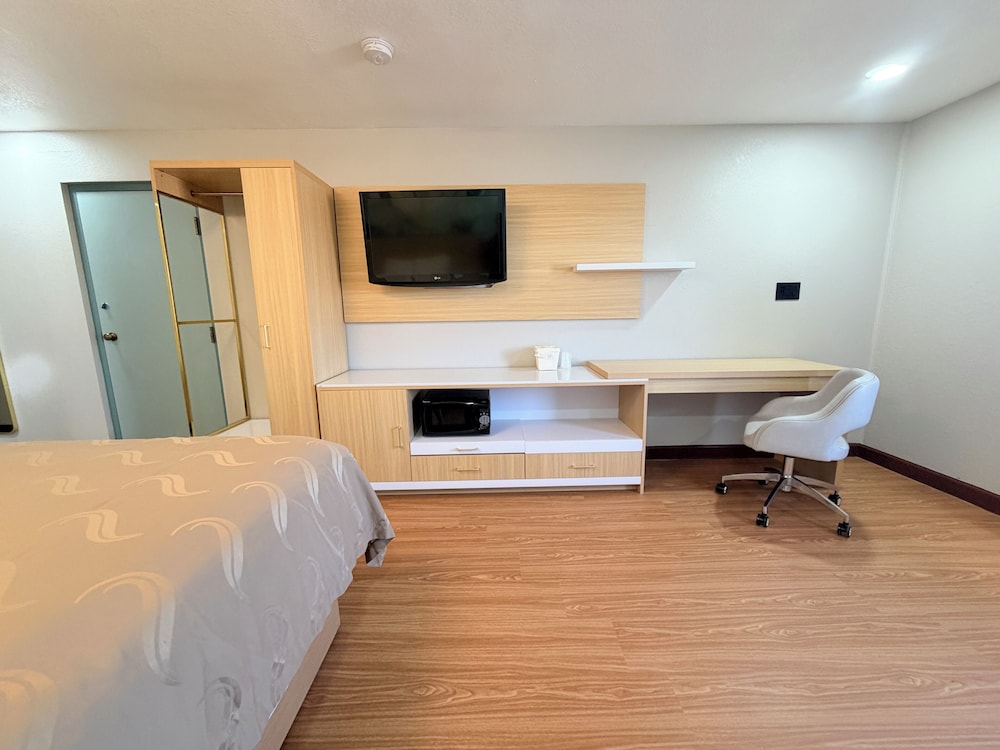 Superior, King Bed, Wyndham Garden Salina Conference Center 5/9
