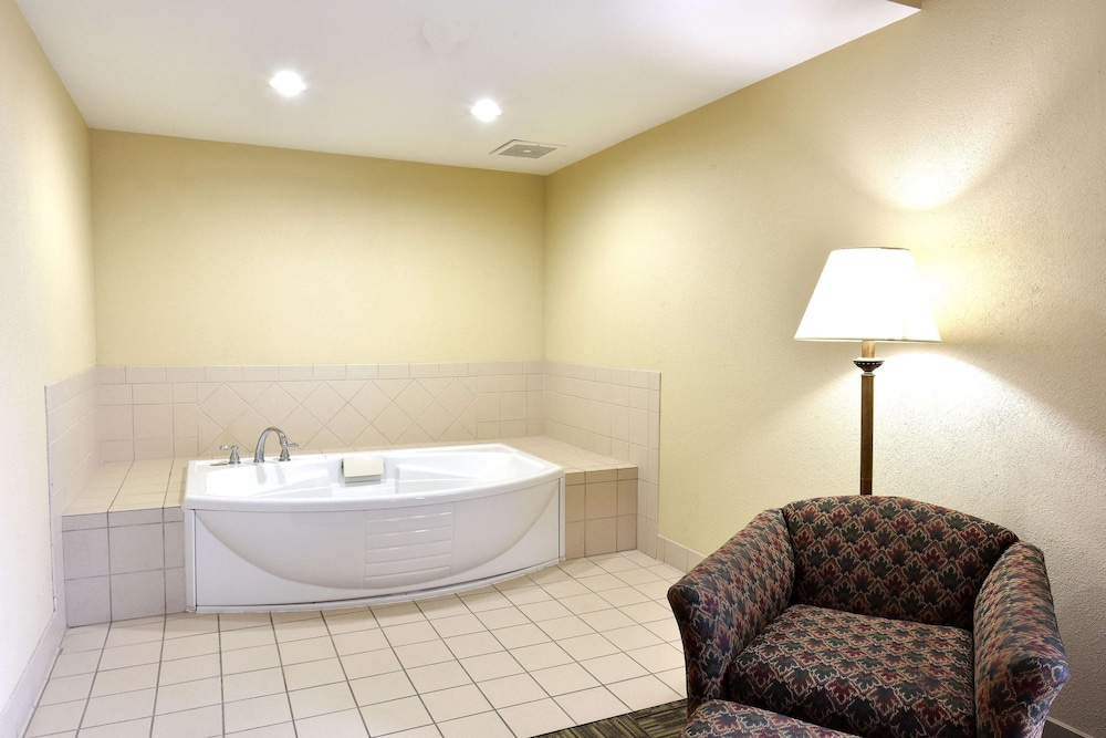 Hampton Inn Selma 8/42
