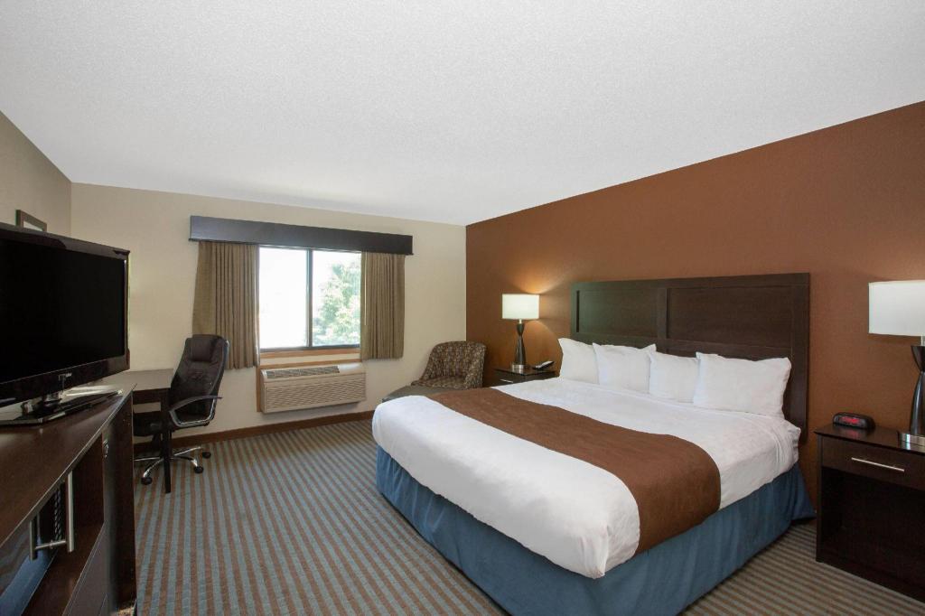 ROOM, KING BED, KITCHEN