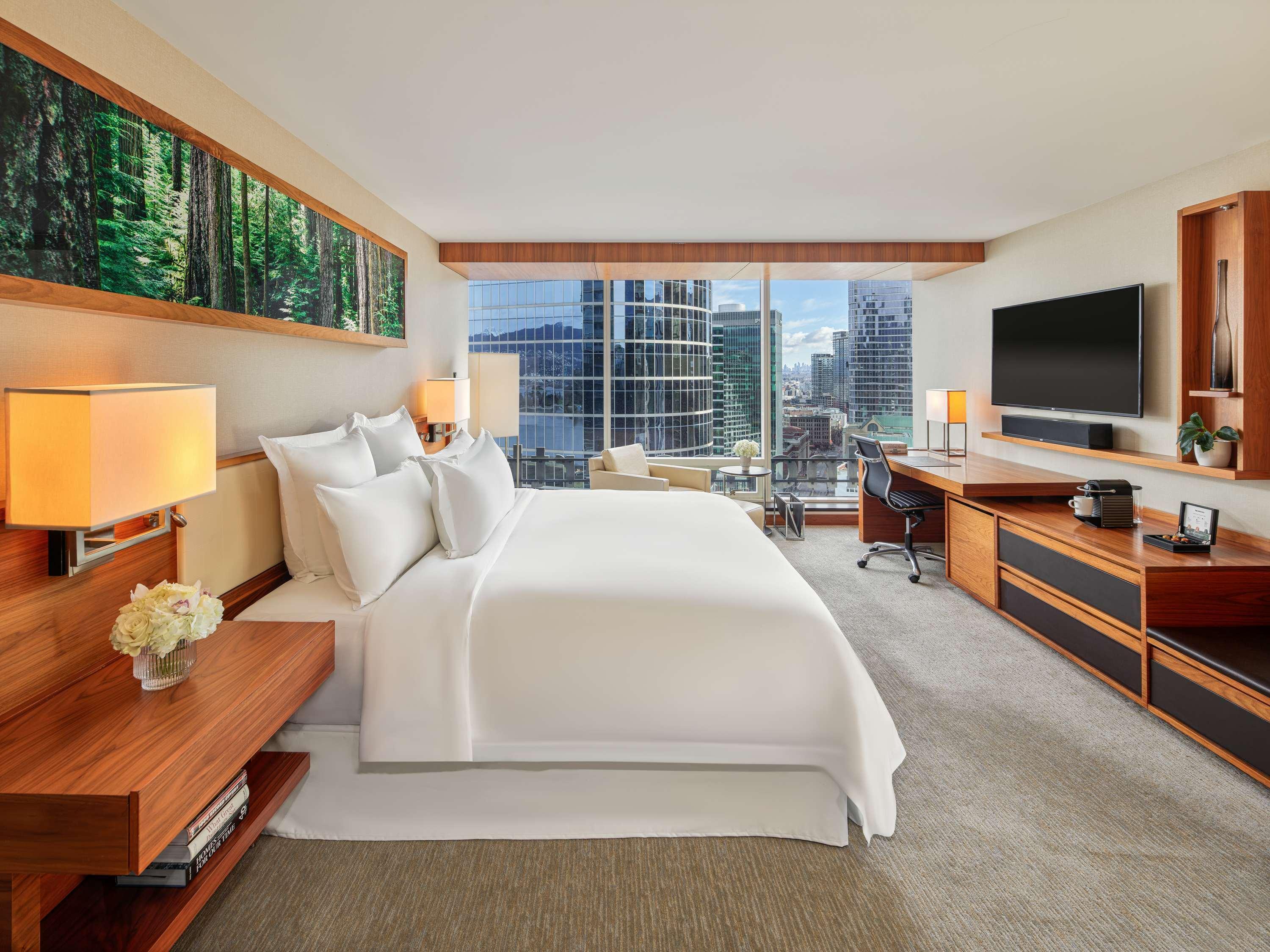 City, Deluxe, King Bed, Jetted Tub