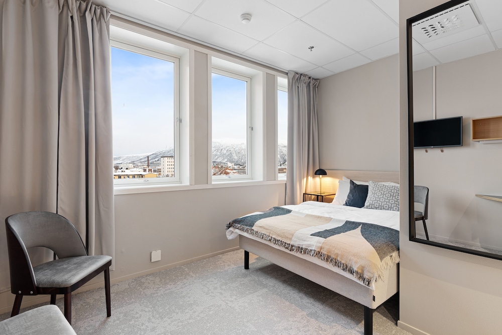 Enter St Elisabeth Suites 14/50